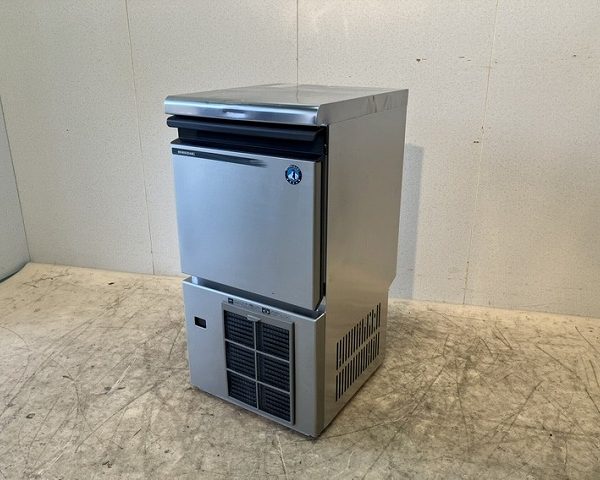 入荷しました!25kg製氷機です!
