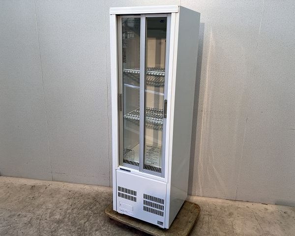 入荷しました!冷蔵ショーケースです!