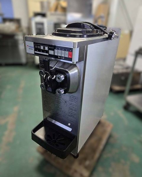 入荷しました!ソフトクリームサーバーです!