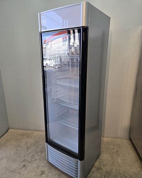 入荷しました!リーチイン冷蔵ショーケースです!