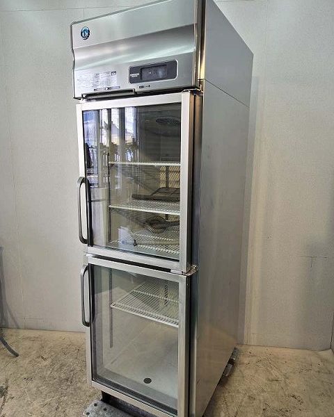 入荷しました!リーチイン冷蔵ショーケースです!