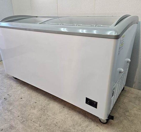 入荷しました!冷凍ショーケースです!