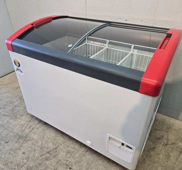 入荷しました!冷凍ショーケースです!