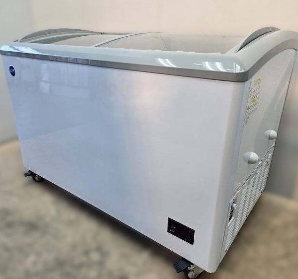 入荷しました!冷凍ショーケースです!