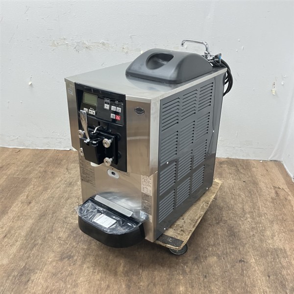 入荷しました!ソフトクリームフリーザーです!