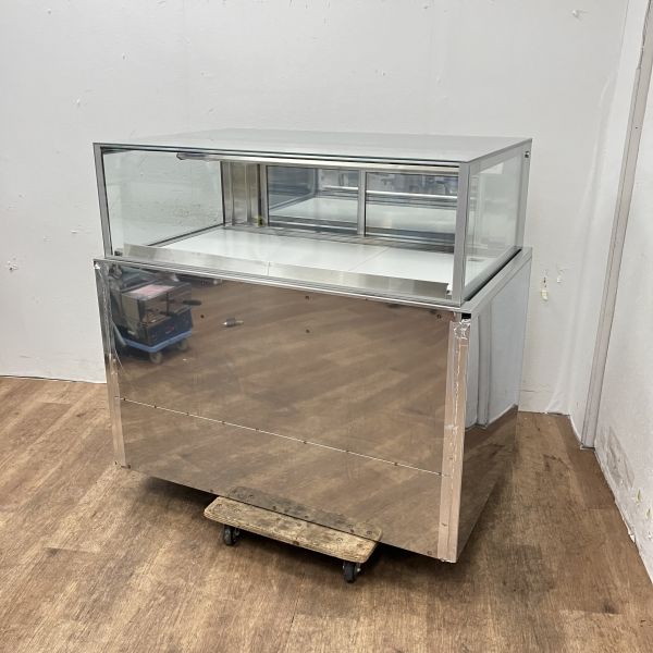 入荷しました!対面クローズ冷蔵ショーケースです!
